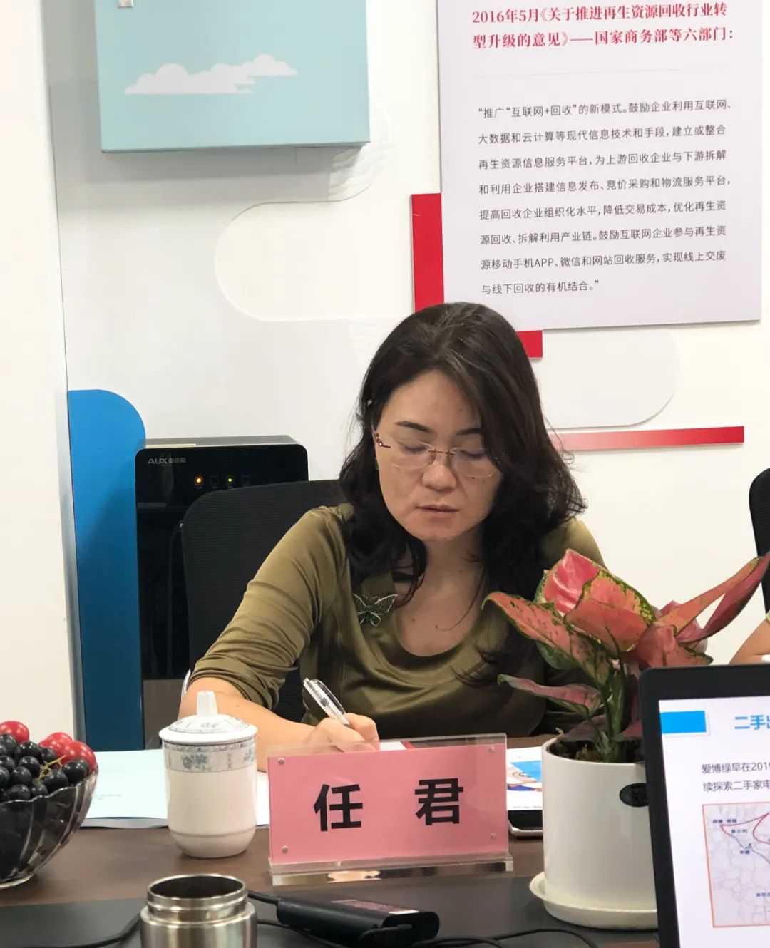 广东省商务厅、深圳市商务局、龙岗区工信局领导组团前来爱博绿调研考察