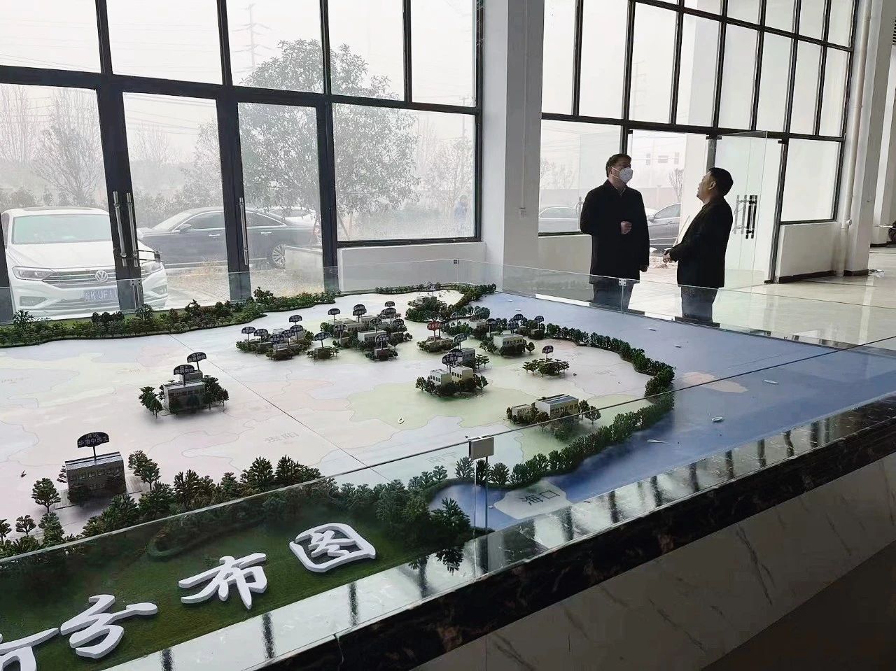 界首市委常委刘伟一行前来爱博绿考察慰问