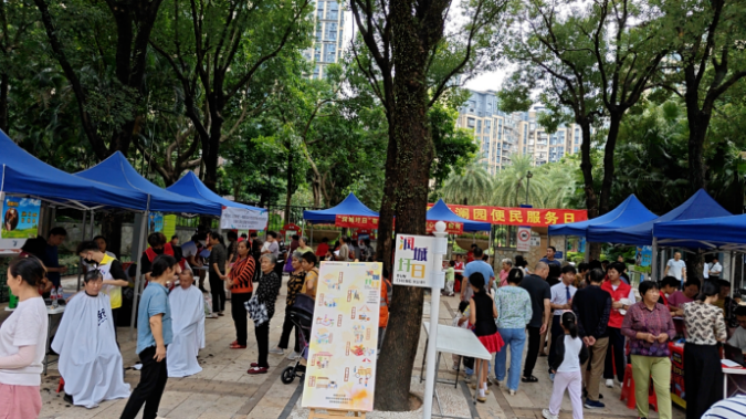 爱博绿携手深圳宝安桂银村镇银行在深圳观澜招商澜园举办了一场便民社区回收活动