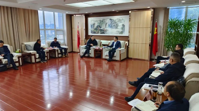 县委书记谢晓鸣与爱博绿贠飞座谈 县委书记谢晓鸣与爱博绿贠飞座谈